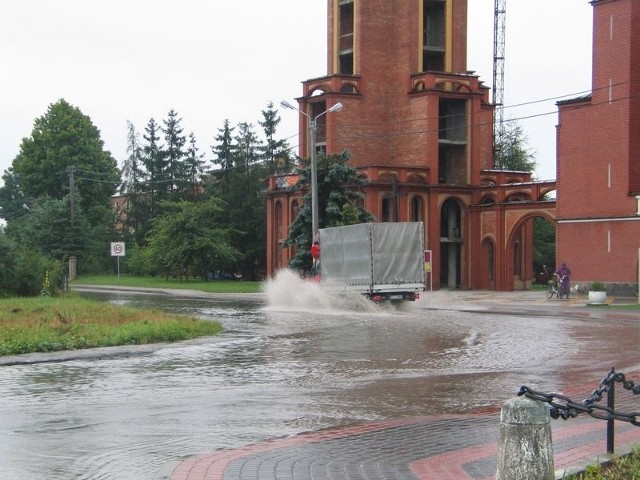 Wystarczy większy deszcz, a na łuku ulicy Piłsudskiego, przed kościołem w Gorzycach tworzy się ogromne rozlewisko, które uniemożliwia przejście pieszym i przejazd samochodem.