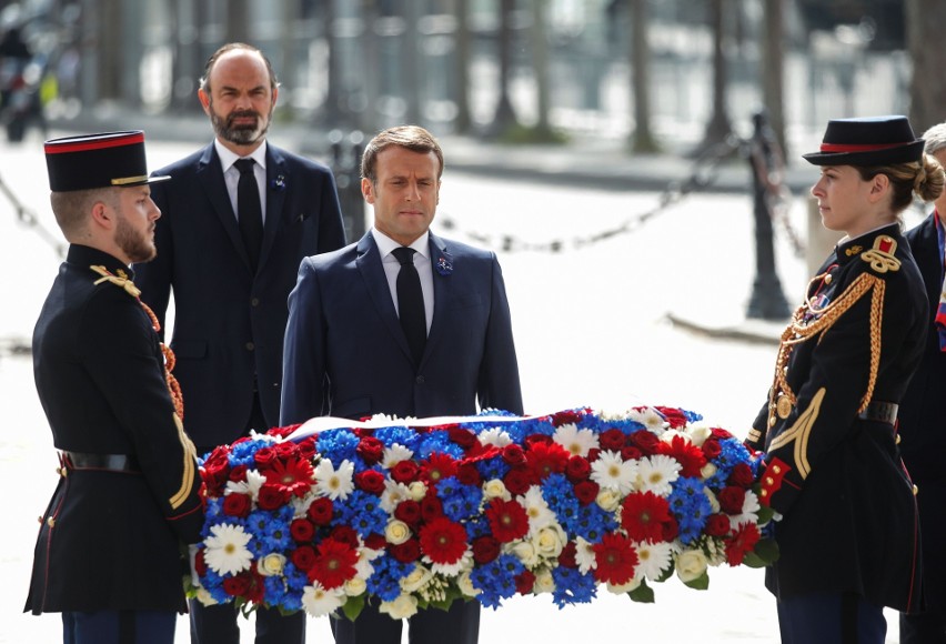 Premier Francji Emmanuel Macron złożył wieniec m.in. przed...