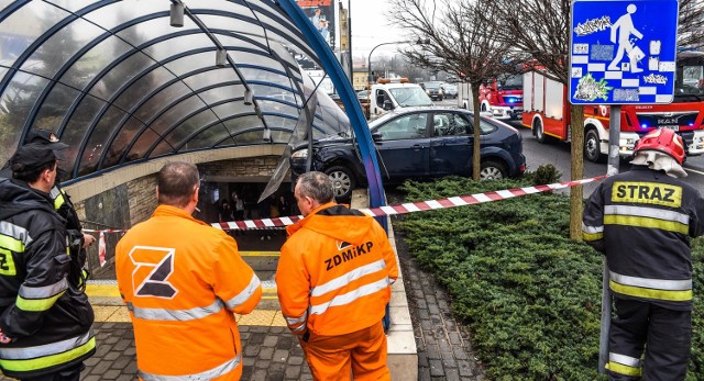 Rondo jagiellonów wypadek samochodowySamochód wjechał w przejście dla pieszych