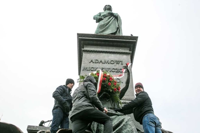 Krakowskie kwiaciarki złożyły kwiaty pod pomnikiem Adama Mickiewicza [ZDJĘCIA, WIDEO]