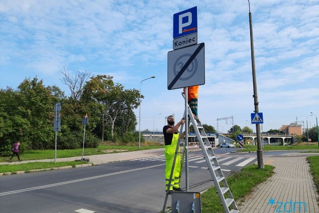 Trwa montowanie znaków na Śródce