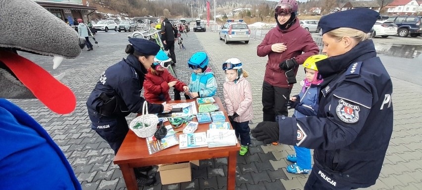 Policjanci przypominali o zasadach bezpieczeństwa na stoku...