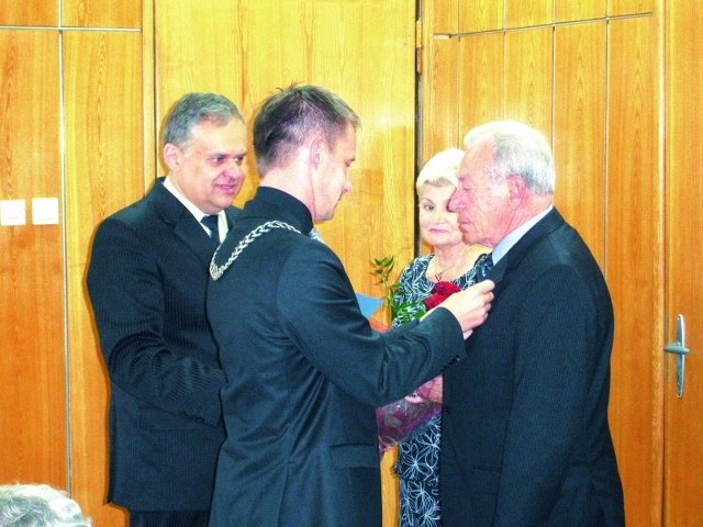 Medale za długoletnie pożycie małżeńskie otrzymali m.in. Stanisława i Wiesław Kowalewscy.