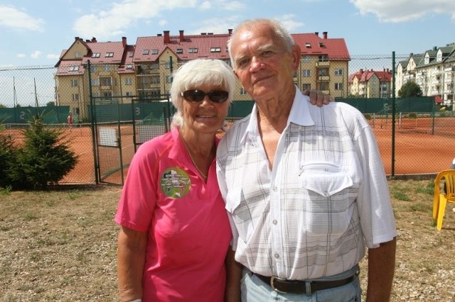 Państwo Hedwig i Henryk Grudniak mieszkają pod Stuttgartem. Grają z powodzeniem w turnieju tenisowym.