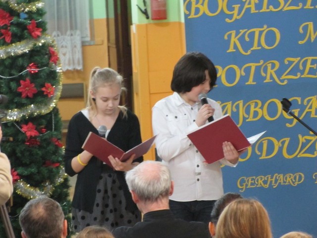 Koncert rozpoczęli przedstawiciele Samorządu Uczniowskiego Bartłomiej Matracki Milena Kultys.