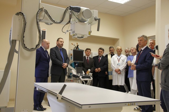 Aparat rentgenowski wartości 400 tysięcy złotych prezentuje władzom powiatu dyrektor szpitala Henryk Przybycień (z prawej).