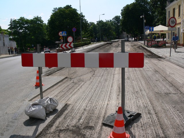 Trwają prace remontowe na ulicy Mickiewicza przy Bramie Opatowskiej w Sandomierzu. Są zmiany w  w organizacji ruchu drogowego.