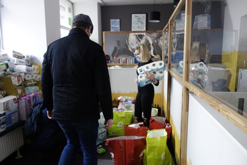 W Katowicach setki osób chcą pomóc obywatelom Ukrainy. W...