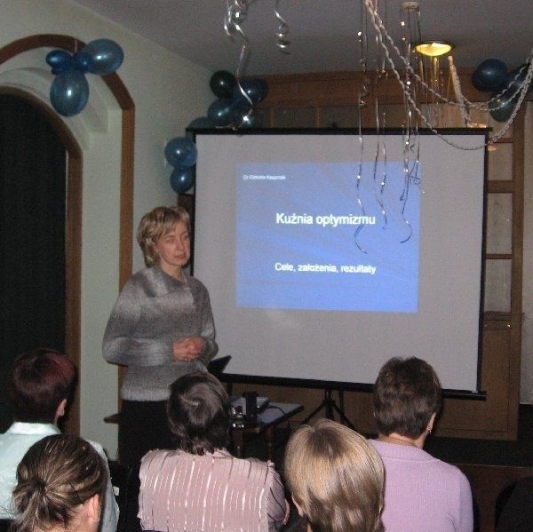 Dr Ewa Kasprzak podczas prelekcji.