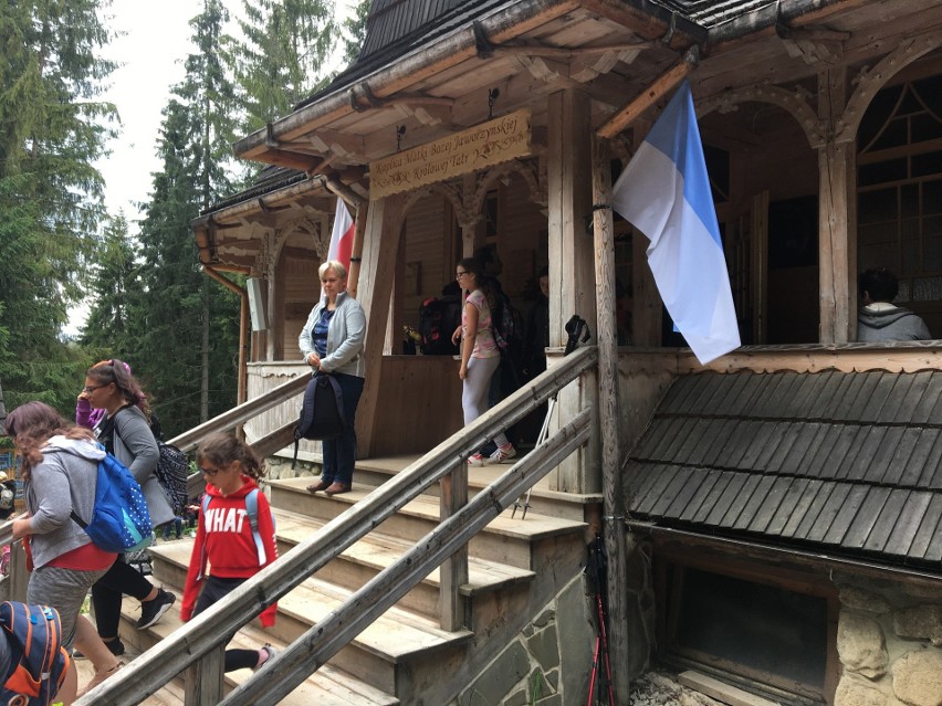 Tatry. Turystów na górskich szlakach jest sporo, ale tłumów (na szczęście) nie spotkamy