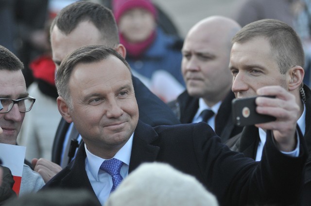 W poniedziałek, 1 kwietnia, do Gorzowa przyjechał prezydent Andrzej Duda. Głowa państwa wygłosiła przemówienie do zgromadzonych na Placu Grunwaldzkim mieszkańców. Później, przez kilkadziesiąt ludzi, prezydent przechadzał się w tłumie gorzowian.Andrzeja Dudy nawet na krok nie opuszczali funkcjonariusze Służby Ochrony Państwa. Mimo tego kilkudziesięciu gorzowian zrobiło sobie zdjęcie z prezydentem. Co ciekawe, w większości przypadków to Andrzej Duda robił fotografie telefonami mieszkańców. Zobacz, jak to wyglądało.Wizytę prezydenta w Lubuskiem obszernie relacjonowaliśmy. Zapis naszej relacji znajdziesz tutaj: LUBUSKIE. Wizyta prezydenta RP Andrzeja Dudy w Gorzowie i Rokitnie