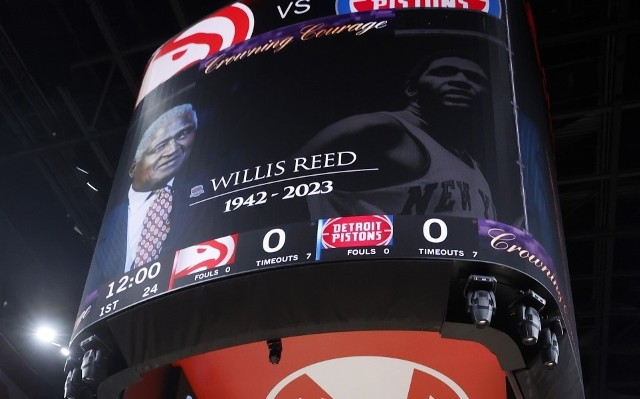 Członkowie Atlanta Hawks uczcili pamięć zmarłego koszykarza Willisa Reeda przed meczem NBA na State Farm Arena w Atlancie