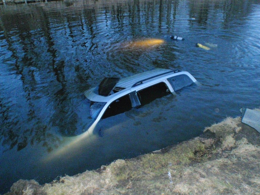 Auto wpadło do wody [ZDJĘCIA]. Czyj jest pojazd?