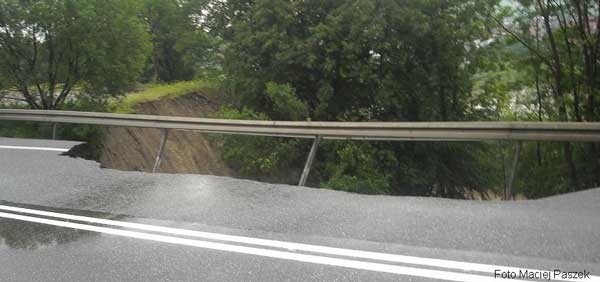 Zniszczona droga w DukliPowódL zniszczyla droge w Dukli