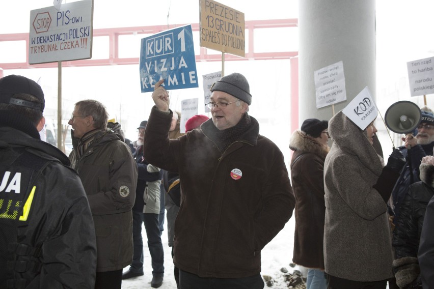 KOD witał w Łodzi prezesa PiS Jarosława Kaczyńskiego