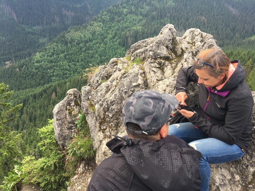 Tatry. Turystów na górskich szlakach jest sporo, ale tłumów (na szczęście) nie spotkamy