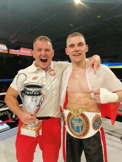Trener Radosław Laskowski ze swoim podopiecznym Jakubem Pokusą tuż po zwycięskiej walce o pas mistrza świata w norweskim Bergen