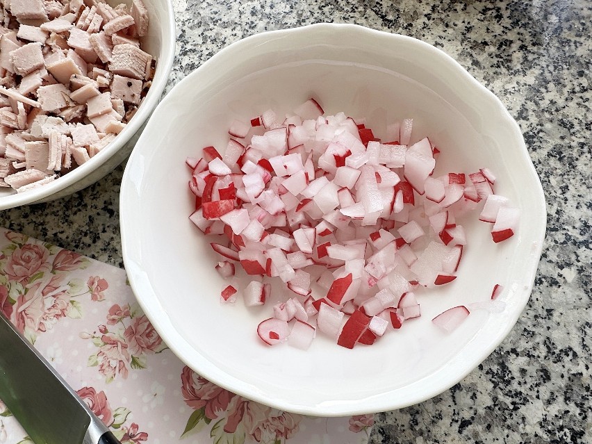 Następnie umyj rzodkiewkę i pokrój w drobną kostkę. Dodaj do...