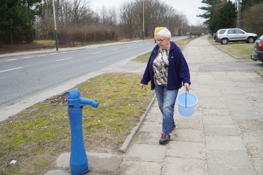 Krystyna Szczepanik płaci na wodę, którą pobierają do...