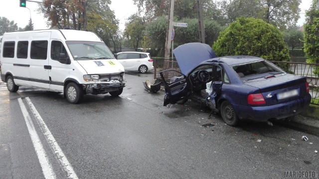 Dwie osoby zostały ranne w wypadku, do którego doszło w poniedziałek (25 września) przed południem na ulicy Pużaka w Opolu. To 60-letni kierowca audi i pasażerka tego auta, którzy z obrażeniami zostali przewiezieni do szpitala. Policja ustaliła, że za wypadek odpowiada kierujący samochodem osobowym, który nie ustąpił pierwszeństwa busowi renault prowadzonemu przez 69-letniego kierowcę. 