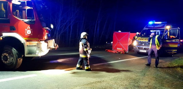 Do tragicznego w skutkach potrącenia pieszego doszło dziś po  południu w Pędzewie na drodze krajowej nr 80 pomiędzy Toruniem a Bydgoszczą. Opel zafira potrącił 59-letniego mężczyznę. Pomimo reanimacji pieszy zmarł. Droga krajowa nr 80 była zablokowana. Policjanci kierowali ruch objazdem. W akcji oprócz policji, pogotowia brali udział także strażacy z OSP Toporzysko. Policjanci ustalają przyczyny i okoliczności zdarzenia. To już drugi dzisiaj śmiertelny wypadek w okolicach Torunia. Rano w wyniku zderzenia z samochodem ciężarowym śmierć poniosły dwie osoby podróżujące oplem vectrą.Zobacz też:Śmiertelny wypadek w SteklinieNowosciTorun