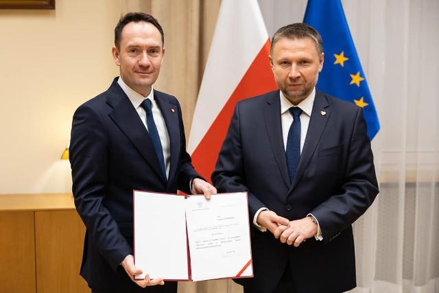 Tomasz Szymański (z lewej) nominację odebrał z rąk Marcina Kierwińskiego, ministra Spraw Wewnętrznych i Administracji.