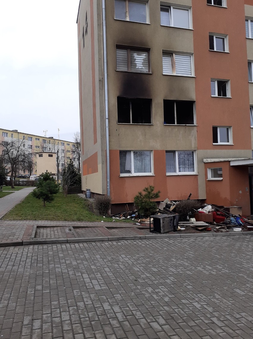 Wybuch butli z gazem w Zambrowie, w bloku przy ul. Mazowieckiej. Ranna starsza kobieta  [zdjęcia] 