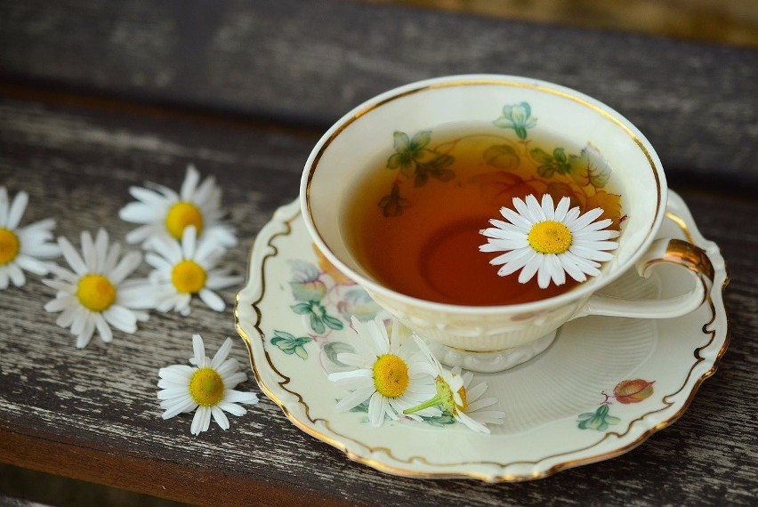 Napar z rumianku często określany jest "herbatą na sen". Nie...