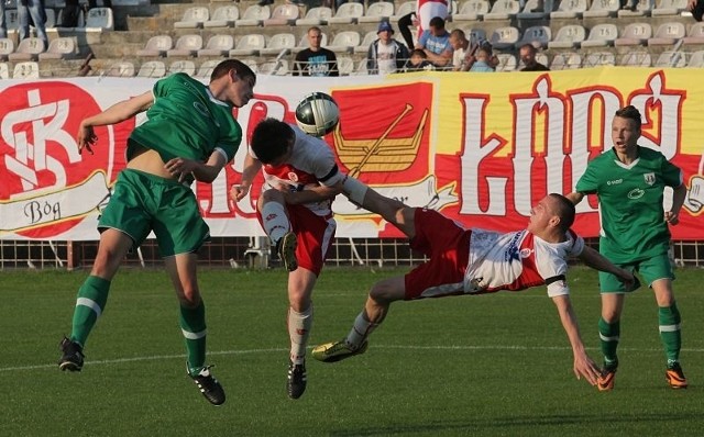 Dawid Sarafiński w meczu z Włókniarzem Zelów zdobył dwa gole.