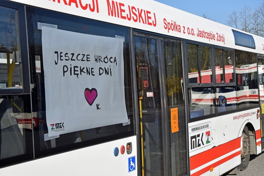 Napisy na autobusach MZK mają dodać otuchy mieszkańcom