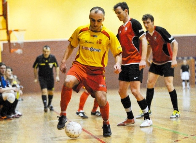 Futsaliści białostockiego Heliosa (żółto-czerwone stroje) zaczynają rozgrywki na zapleczu ekstraklasy