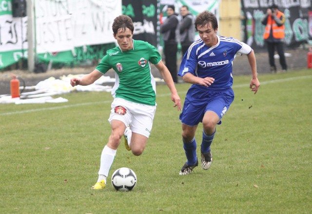Piłkarskie derby Radomia, Radomiak (z piłką Krystian Puton) - Broń (z prawej Piotr Budziński) rozegrane zostaną w niedzielę, 31 sierpnia.