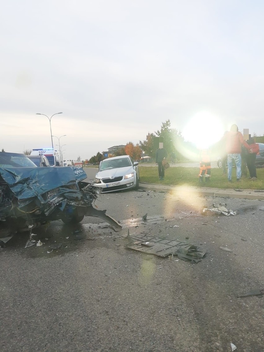 Białystok. Wypadek na ul. Mickiewicza. Audi zderzyło się ze skodą. Jedna osoba trafiła do szpitala [ZDJĘCIA]