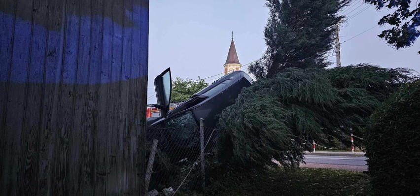 Pijany kierowca opla wypadł z drogi w Zarszynie. Po staranowaniu ogrodzenia zatrzymał się na prywatnej posesji [ZDJĘCIA]