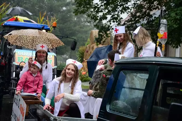 Kujakowice Górne były w tym roku gospodarzem dożynek gminnych i powiatowych. Korowód dożynkowy jak zwykle miał satyryczny charakter. Autorzy scenografii dożynkowych pojazdów śmiali się w tym roku z rozbijających kolejne auta funkcjonariuszy Biura Ochrony Rząd, z opłacalnej nocnej zmiany 500+, z umożliwionej przez Lex Szyszko masowej wycinki drzew, a nawet z północnokoreańskiego dyktatora Kim Dzong Una.Oto wyniki konkursów dożynkowych:Najpiękniejsza korona dożynkowa (konkurs powiatowy)1. Paruszowice (gmina Byczyna)2. Kujakowice (gmina Kluczbork)3. Lasowice Małe (gmina Lasowice Wielkie)Najpiękniejszy korowód dożynkowy (konkurs powiatowy)1. Czaple Stare i Wolne (gmina Kluczbork)2. Żabiniec (gmina Kluczbork)3. Łowkowice (gmina Kluczbork)Najpiękniejszy korowód dożynkowy (konkurs gminny)1. Czaple Stare i Wolne 2. Smardy Dolne oraz Żabiniec3. Krasków oraz GotartówWyróżnienia specjalne: > Kujakowice Górne,> Kujakowice Dolne,> Bażany,> Łowkowice,> Ligota Górna i Zamecka.Zobacz też: Dożynki wojewódzkie w Namysłowie 