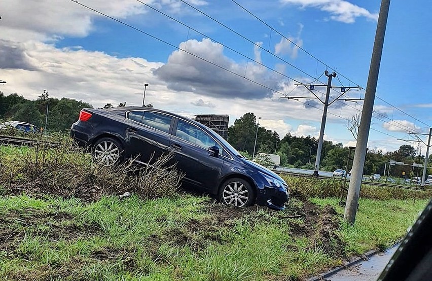 Wypadek na Basenie Górniczym w Szczecinie. Samochód osobowy na torach tramwajowych. Zderzyły się dwie osobówki - 7.09.2020