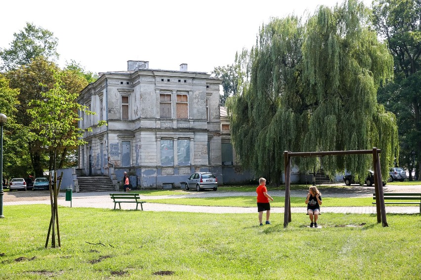 Kraków. Rozpoczęły się konsultacje społeczne dotyczące sposobu użytkowania dworu Badenich i parku Wadów [ZDJĘCIA]