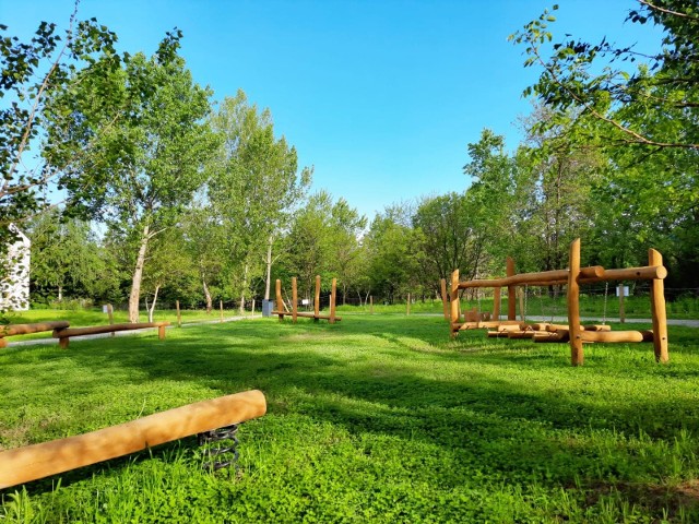 W parku Klecińskim pojawiła się mała architektura i mnóstwo nowej zieleni