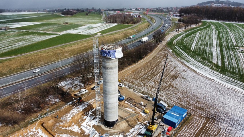 Betonowa, konstrukcja będzie mierzyć docelowo ok. 40 metrów...