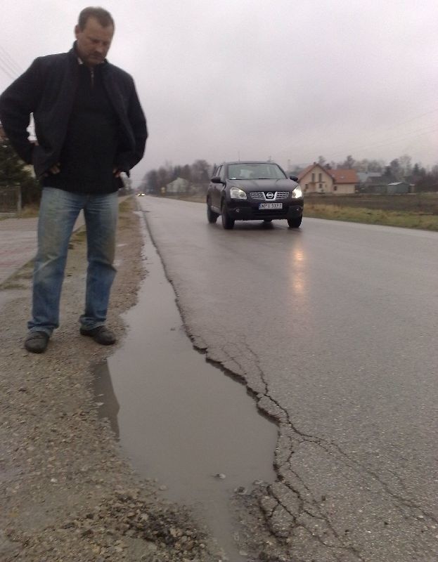 Mieszkańcy Bukowy proszą władze powiatu o rozwiązanie problemu odprowadzenia wody na ulicy Kieleckiej na odcinku od kościoła do Występ, przez którą coraz bardziej pęka nawierzchnia.