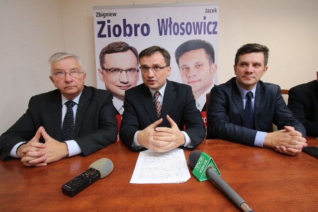 Środowa konferencja prasowa. Od lewej poseł Krzysztof Lipiec, Zbigniew Ziobro i były europoseł Jacek Włosowicz