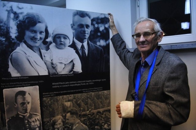 Andrzej Pilecki przy zdjęciu swoim z rodzicami. Syn "ochotnika do Auschwitz&#8221; gościł w Centralnym Muzeum Jeńców Wojennych w Łambinowicach na otwarciu wystawy poświęconej ojcu.