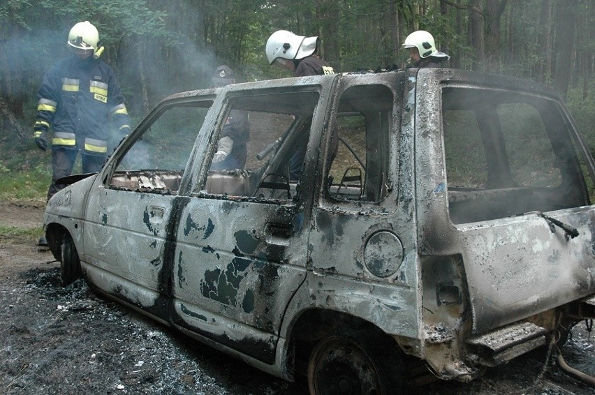 Pożar samochodu w lesie