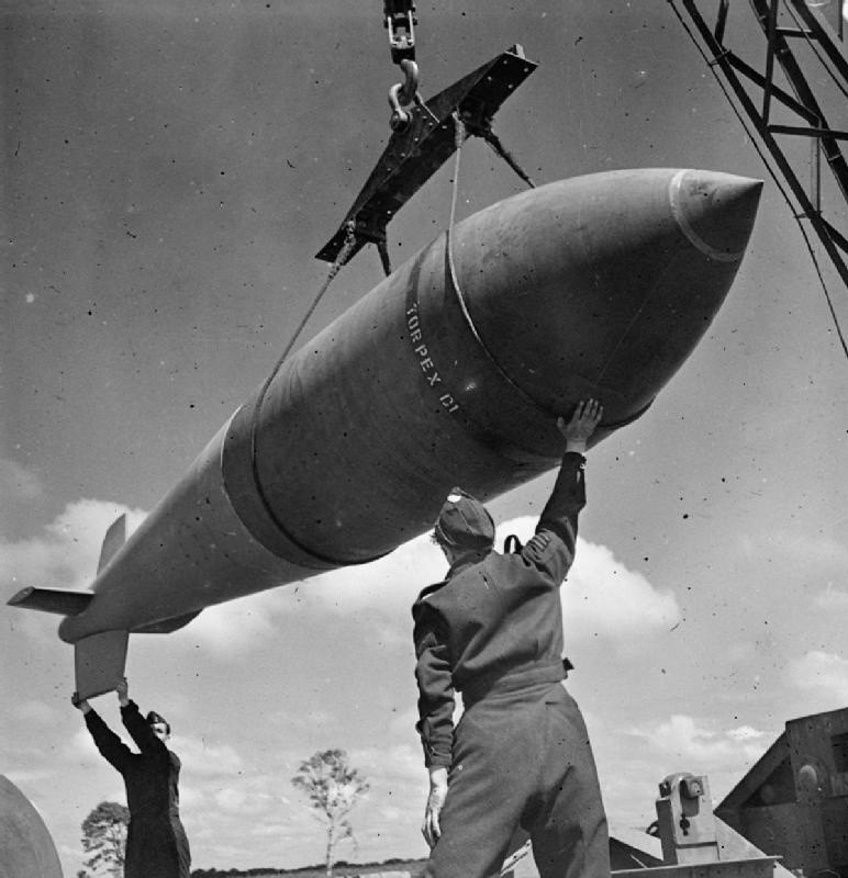 1944 rok. Personel RAF w czasie załadunku bomby tallboy,...