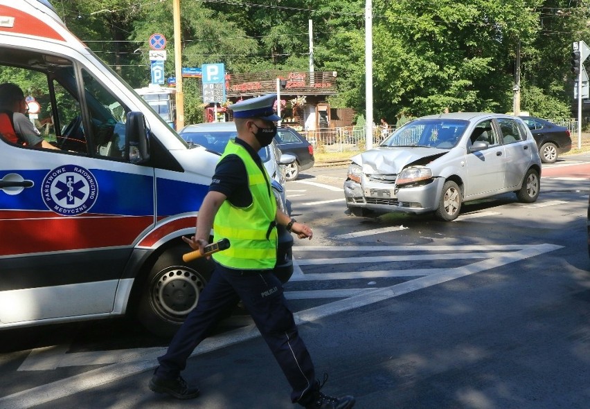 Wypadek dwóch aut przy Hali Ludowej. Duże utrudnienia