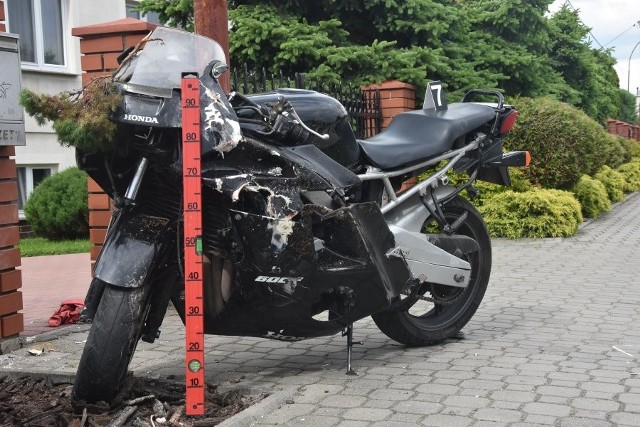 Do zdarzenia doszło w Lubaczowie. Ze wstępnych ustaleń policji wynika, że 24-letni kierujący motocyklem nie zastosował się do znaku "STOP" stracił panowanie nad pojazdem i wjechał w betonowo-metalowe ogrodzenie.Młody motocyklista nie miał założonego kasku i z poważnymi obrażeniami głowy został przetransportowany do szpitala. Prowadzone postępowanie pozwoli wyjaśnić szczegółowe okoliczności tego zdarzenia.FLESZ: Wypadki drogowe - pierwsza pomoc 