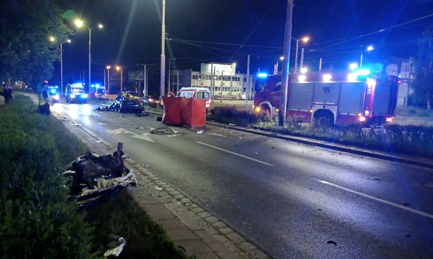 Tragiczny wypadek na Powstańców Śląskich we Wrocławiu. Dwie osoby zginęły na miejscu [ZDJĘCIA]