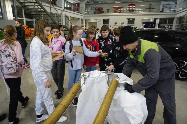 Specjaliści z Uniwersytetu Przyrodniczego w Poznaniu oraz zaproszeni eksperci omówili najnowocześniejsze rozwiązania i zachęcali uczniów do podjęcia studiów na kierunkach związanych z pozyskiwaniem energii. W trakcie wydarzenia, w hali maszyn dostępne były także samochody elektryczne, lina do produkcji brykietu i kominek na wodę.