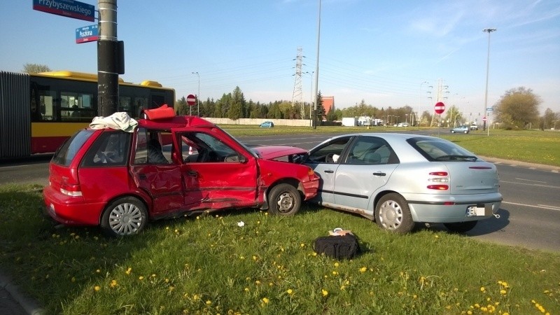 Groźny wypadek na rondzie Sybiraków na Widzewie! Są ranni [zdjęcia]