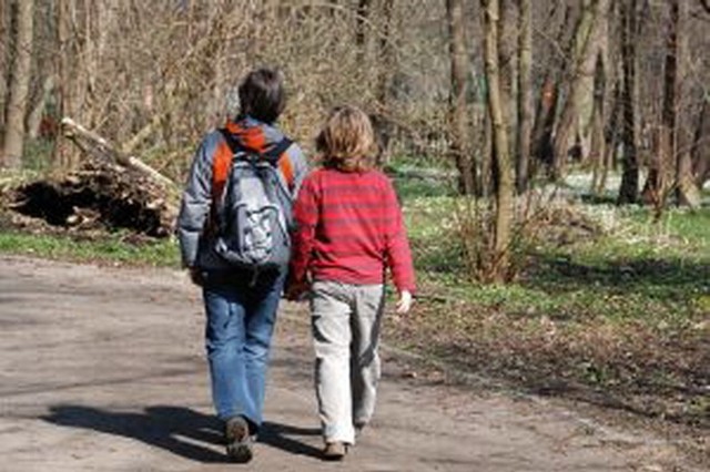 Dużo osób, szczególnie z małymi dziećmi kręci się też w okolicy ZOO.